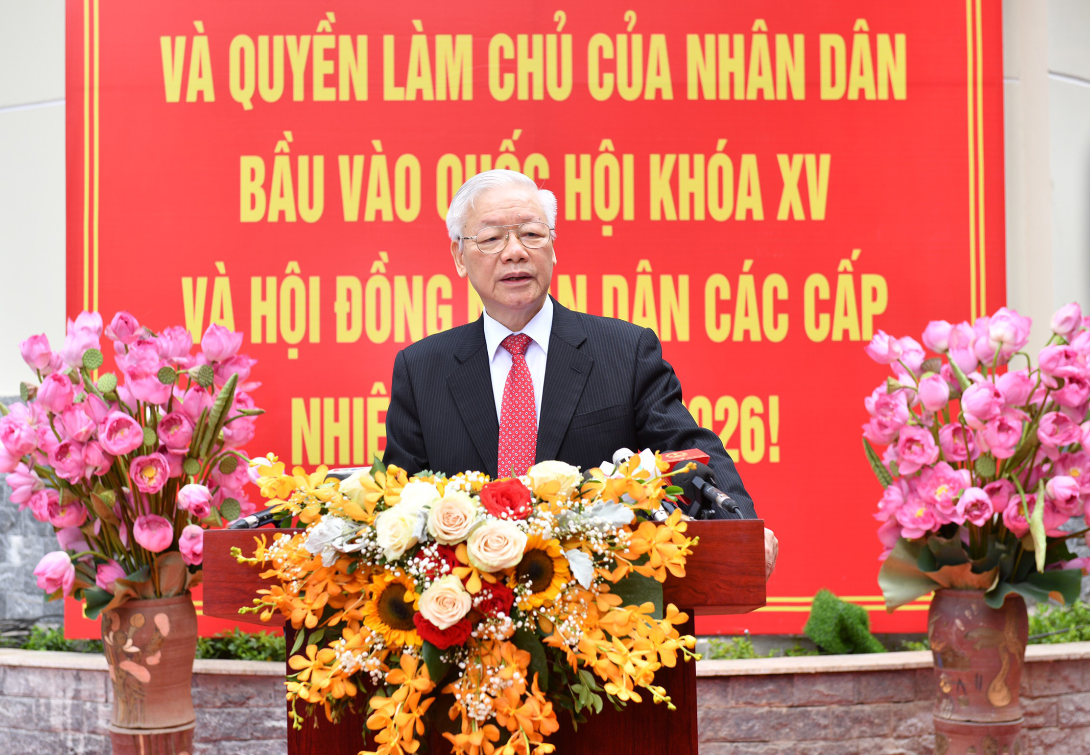 Là đại biểu của nhân dân thì phải thường xuyên tu dưỡng, rèn luyện, giữ gìn phẩm chất, đạo đức(*)